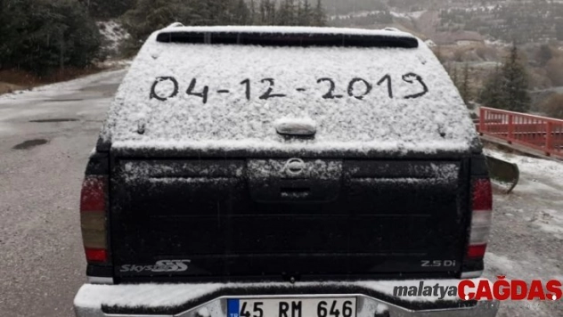 İzmir'e mevsimin ilk karı düştü