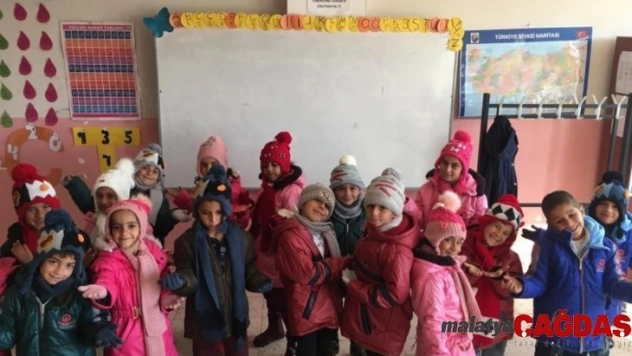 İzmirli iş adamından Silopi'deki köy okulu öğrencilerine kışlık giysi yardımı