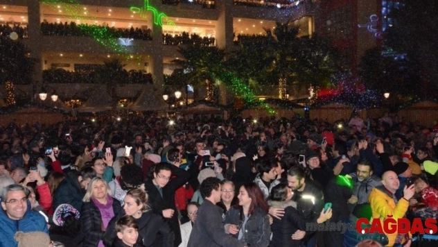 İzmirliler yeni yıla kar yağışı ile 'Merhaba' dedi