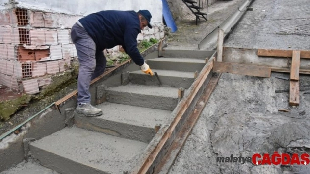 İzmit Belediyesi'den Serdar'a merdiven ve korkuluk