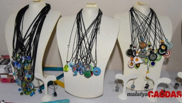 İzmit Belediyesi'nin stantları sanat atölyelerine ev sahipliği yapıyor