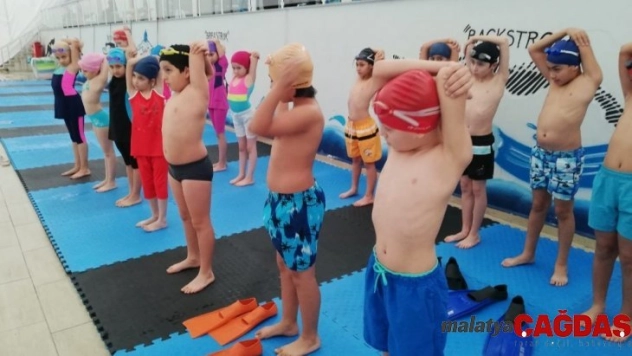 İzmit Belediyesinin ücretsiz yüzme kursu başladı