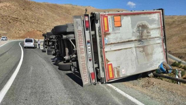 İzolasyon malzemesi yüklü tır devrildi