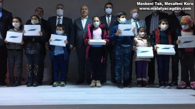 İzollu Vakfı'ndan eğitime 100 tablet desteği