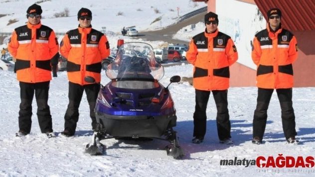 JAK Timi kayak merkezinde görevde