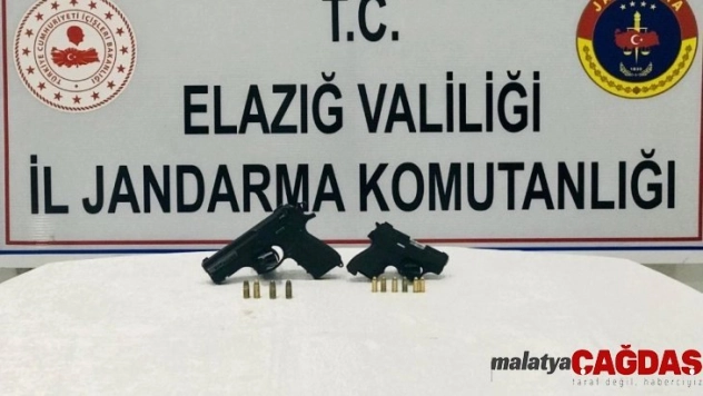 Jandarma 2 şahsı, ruhsatsız tabancaları saklarken yakaladı
