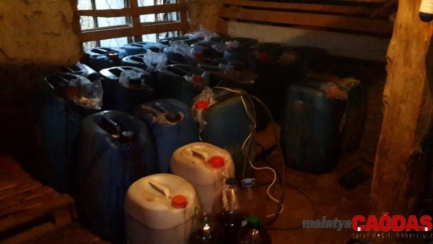 Jandarma baskın yaptığı evde 1,5 ton kaçak şarap ele geçirdi
