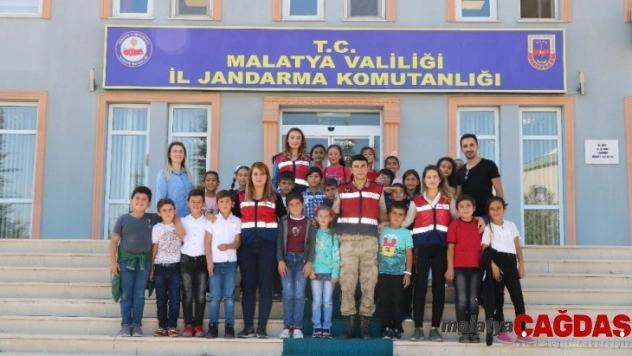 Jandarma çocukları sevindirdi