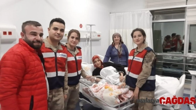 Jandarma'dan hoş geldin bebek ziyareti