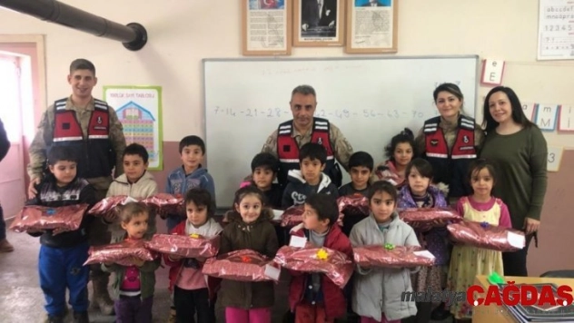 Miniklere yılbaşı hediyesi