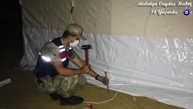 Jandarma deprem bölgesinde çadır kurdu