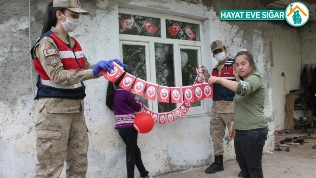 Jandarma down sendromlu çocuğun 23 Nisan isteğini geri çevirmedi