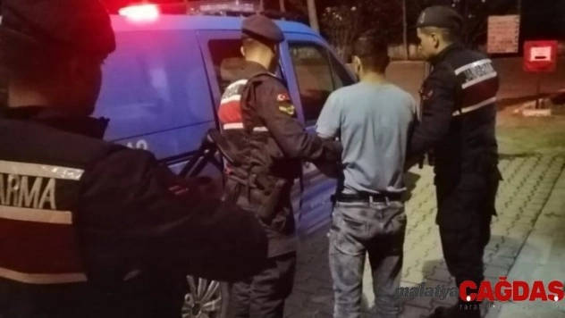 Jandarma ekipleri çeşitli suçlardan aranan zanlıyı yakaladı