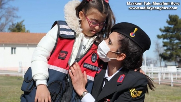 Jandarma ekipleri Down sendromlu çocukları unutmadı