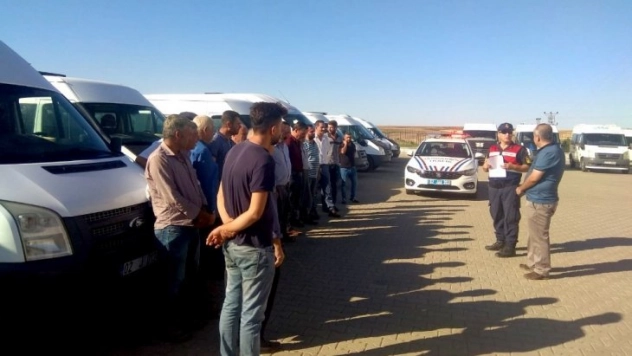 Jandarma ekipleri servis şoförlerini bilgilendirdi