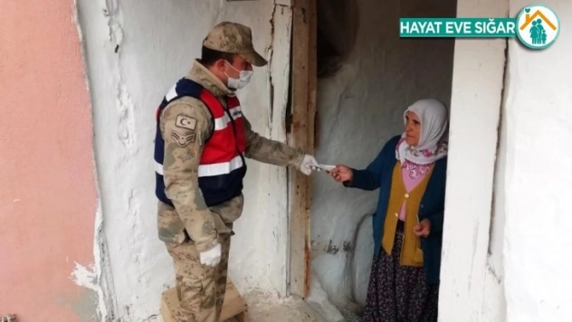 Jandarma ekipleri yardım paralarını evlere ulaştırıyor