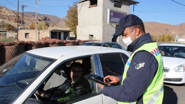 Jandarma ekipleri yol kontrollerine devem ediyor