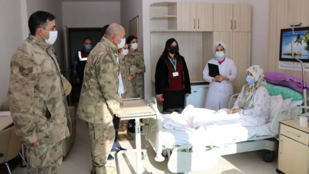 Jandarma hem çocukları hem de hastaları ziyaret etti