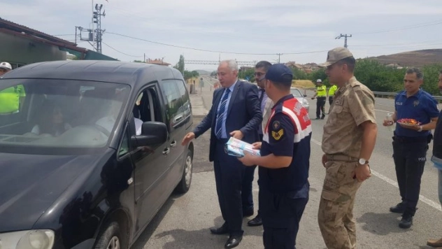 Jandarma hem denetledi hem de bayramlaştı