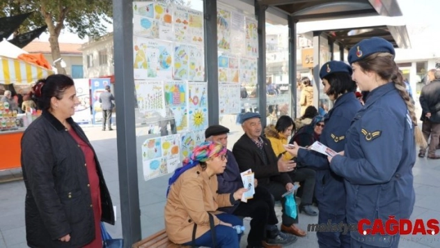 Jandarma, kadına şiddete dikkat çekmek için broşür dağıttı