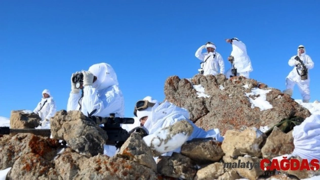 Jandarma Komando Timleri adım adım terörist avında