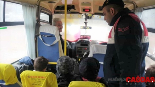 Jandarma okul servis araçlarını denetledi