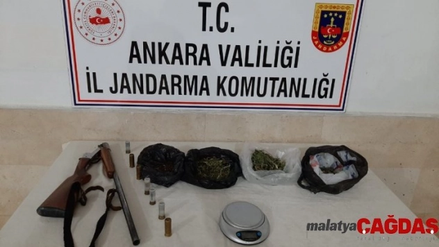 Jandarma samanlıkta saklanan esrarı narkotik köpekler yardımıyla buldu