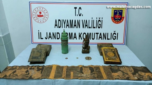 Jandarma tarihi eser niteliğinde kutsal kitap ele geçirdi