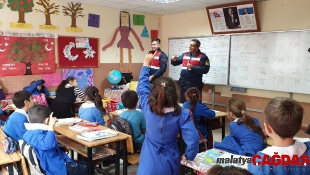 Jandarma trafik ekibinden öğrencilere trafik semineri