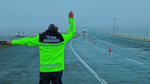 Jandarma trafik ekiplerinden kış lastiği denetimi