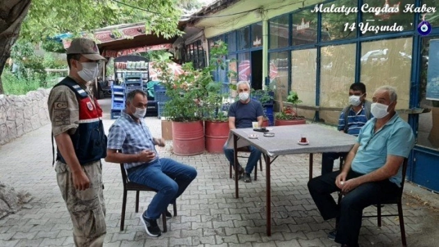 Hem bayramı kutluyor hem de virüse karşı uyardı