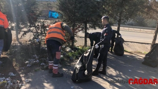 Jandarma ve Karayolları ekipleri dinlenme ve park alanları ile üst geçitlerde temizlik çalışması yaptı
