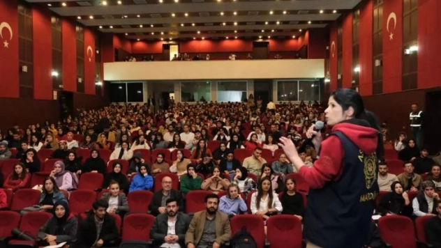 Jandarma ve polisten üniversite öğrencilerine 'flört şiddeti' eğitimi