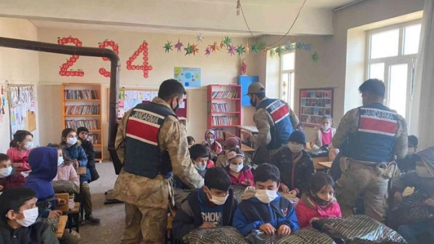 Jandarma yürekleri ısıttı