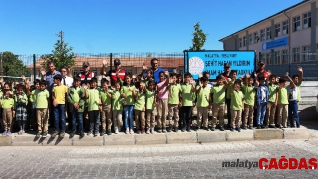 Jandarmadan Yaya geçidi nöbeti