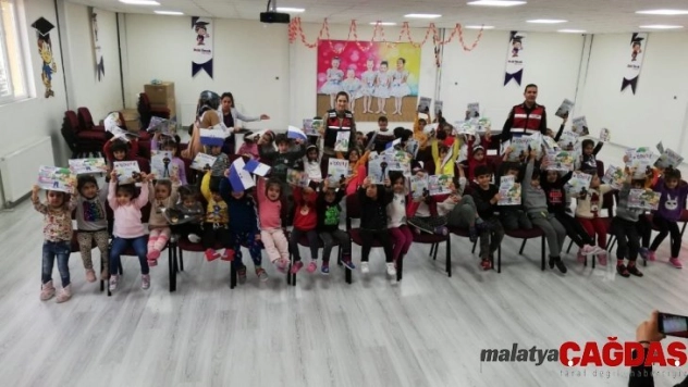 Jandarmadan çocuklara trafik eğitimi