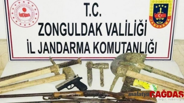 Jandarmadan define avcılarına suçüstü: 3 gözaltı