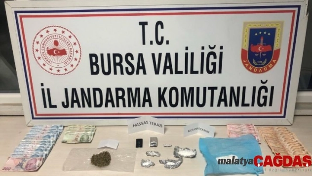 Jandarmadan kaçarken çamura saplandılar...Araçtan uyuşturucu çıktı