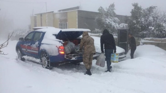 Jandarmadan karda mahsur kalanlara gıda yardımı