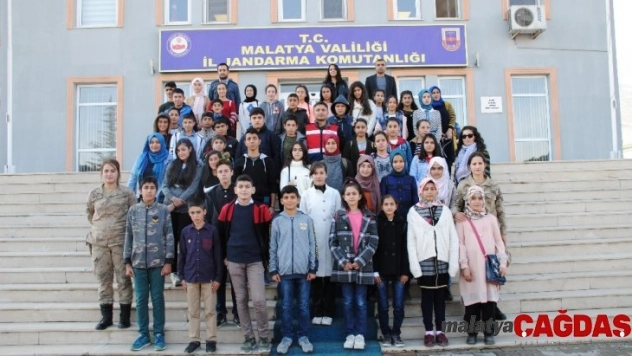 Jandarmadan öğrencilere jest