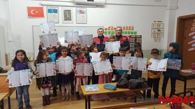 Jandarmadan öğrencilere karne hediyesi, kurallara uymayan servisçilere ceza