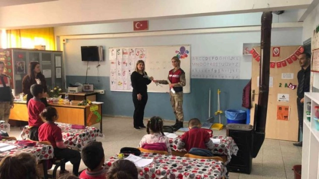 Jandarmadan Öğretmenler Günü Kutlaması