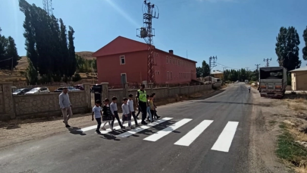 Jandarmadan yaya geçidi yer işaretlemesi