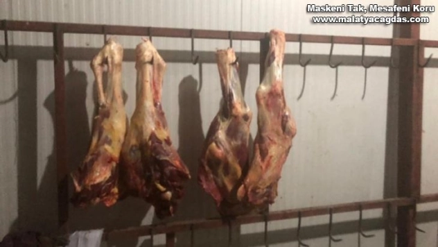 Jandarmadan yem fabrikasında ruhsatsız et üretimine baskın