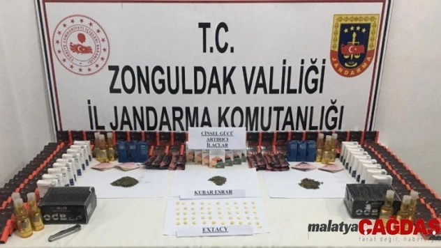 Jandarmanın durdurduğu araçtan cinsel güç artırıcı ürünler ele geçirildi