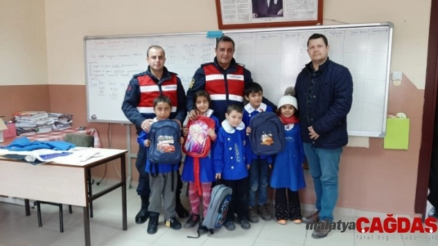Jandarmanın hediyesi köy okulundaki minik öğrencileri mutlu etti