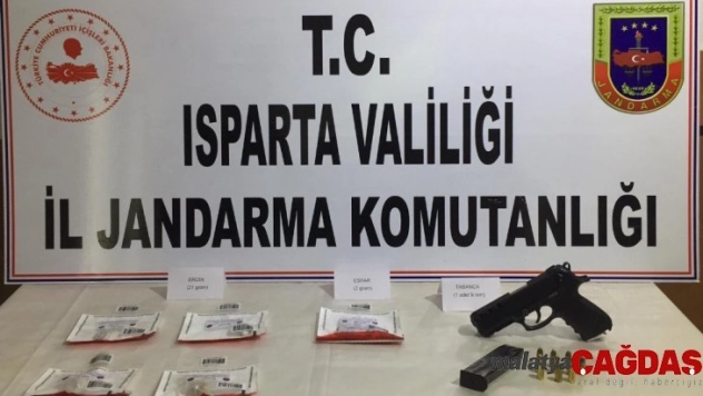 Jandarmanın yol kontrolünde uyuşturucu ve silah ele geçirildi