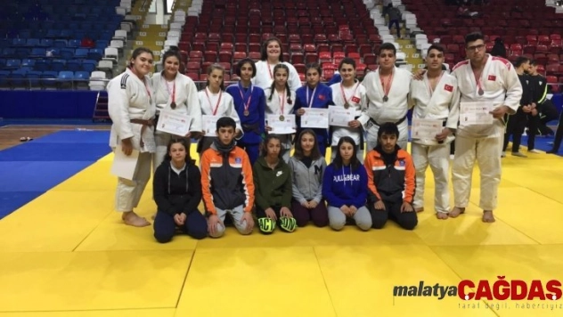 Judocular Mersin'den madalyalarla döndü