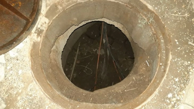 Kablo hırsızları rögarda yakalandı