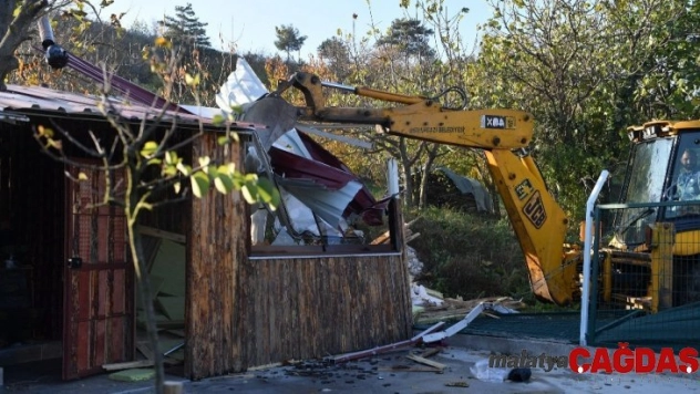 Kaçak ahşap ev yıkıldı